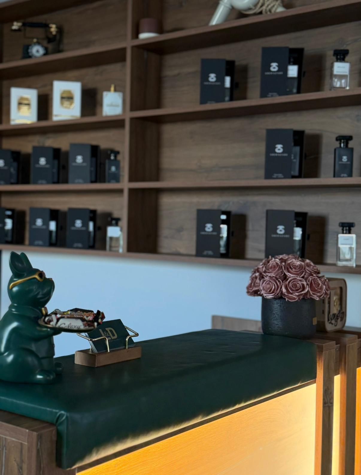 Empfangsbereich mit Theke und Parfumregal