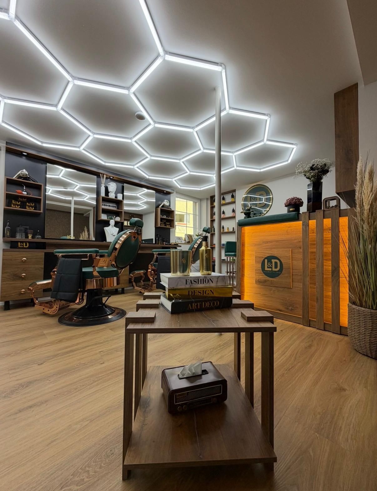 Atelier-Atmosphäre mit Hexagon-Decke